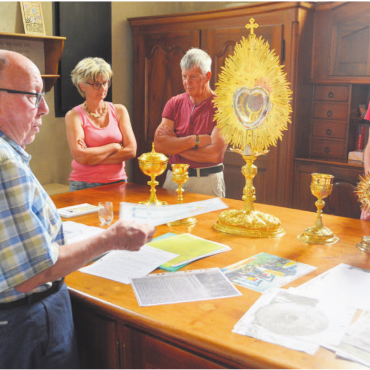 Kirchenschätze bestaunt - Lokalhistoriker Toni Imbach (links) präsentierte die Schätze der Kirche Hägglingen. Bild: tre