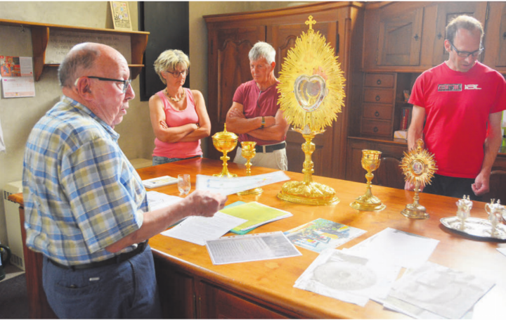 Lokalhistoriker Toni Imbach (links) präsentierte die Schätze der Kirche Hägglingen. Bild: tre