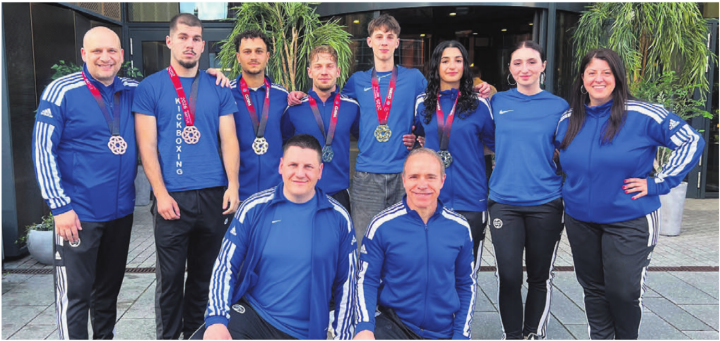 KB Wohlen in Oslo, vorne, von links: Andrea Faggiano und Rocco Cipriano (beide Trainer). Hinten: Toni Cerundolo (Kampfrichter), Fion Jupolli (3. Rang), Silvio Pace (2. Rang), Roy Cipriano (1. Rang), Luis Wenk (1. Rang), Sanem Oruclar (2. Rang), Irma Jodanovic und Michela Carrozza (beide als Support mit dabei). Bild: zg