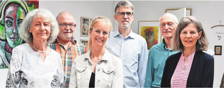 Freuen sich auf die erste thematisierte Ausstellung (v. l.): Helene Basler, Künstlerin; Joachim Thomaser, Künstler; Sonja Isler-Rüttimann, Vizeammann und Präsidentin Kulturkommission; Robert Keller, Kunstkommission; Paul Egli, Künstler, und Vrena Schütz, Kunstkommission. Bild: Monica Rast