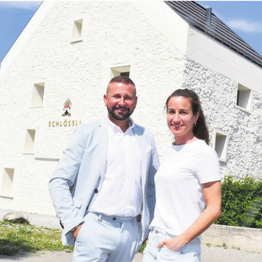 Festival voller Harmonie - Der ideale Festplatz zwischen Schlössli und «Sternen»: Präsident Sasha Stojmenovski und Vizepräsidentin Daniela Colacino freuen sich auf «Begegnung der Kulturen». Bild: Daniel Marti