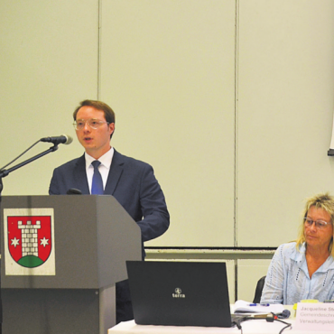 Asylbau darf projektiert werden - Fabian Trüb referiert über den Asylbau. Neben ihm: Jacqueline Stöcklin, Gemeindeschreiberin a. i., Gemeindeammann Isabelle Hediger und Gemeinderat Corsin Stöckli. Bild: Thomas Stöckli