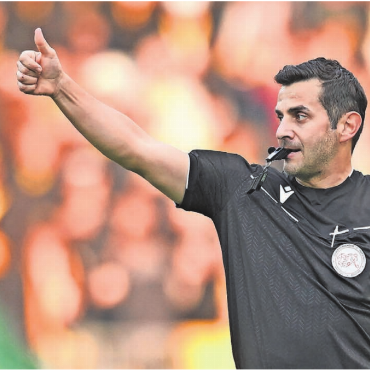 «Nudelfertig» nach den Spielen - Fedayi San aus Arni wird an der Fussball-WM als Video Assistant Referee (VAR) im Einsatz sein und will «einen guten Job machen». Bild: Freshfocus