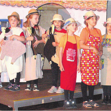 Ein zauberhaftes Kinder-Musical - Die jungen Sänger treffen auf der Insel Einheimische, um sich über die Möglichkeiten einer Unterkunft zu beraten, nachdem kein Hotel vorhanden ist. Bild: Alphonse Hauser