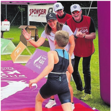 Nicola Spirig zu Gast - Bereits zweimal beehrte Nicola Spirig den Triathlon-Nachwuchs im Städtli. Wers ins Ziel schaffte, durfte jeweils mit der Olympiasiegerin persönlich abklatschen. Ähnliches winkt bald wieder. Bild: Archiv