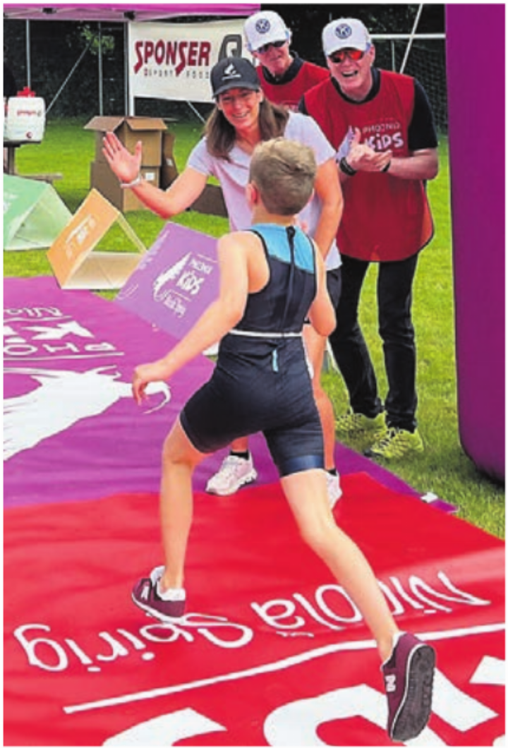 Bereits zweimal beehrte Nicola Spirig den Triathlon-Nachwuchs im Städtli. Wers ins Ziel schaffte, durfte jeweils mit der Olympiasiegerin persönlich abklatschen. Ähnliches winkt bald wieder. Bild: Archiv