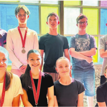 Medaillen gesichert - Überzeugten am Schweizerischen Sporttag: (hinten v. l.) Maximilian Fischer, Lionel Häni, Til Hegglin, Til Willuweit, Ilay Blättler; (vorne v. l.) Isabel Häni, Jana Gysler, Shanaya Steger, Leni Müller.  Bild: zg