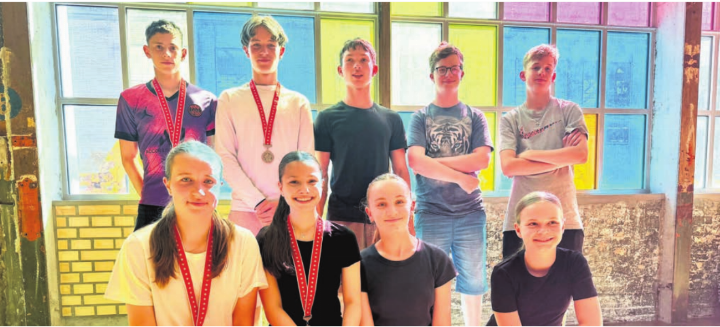 Überzeugten am Schweizerischen Sporttag: (hinten v. l.) Maximilian Fischer, Lionel Häni, Til Hegglin, Til Willuweit, Ilay Blättler; (vorne v. l.) Isabel Häni, Jana Gysler, Shanaya Steger, Leni Müller.  Bild: zg