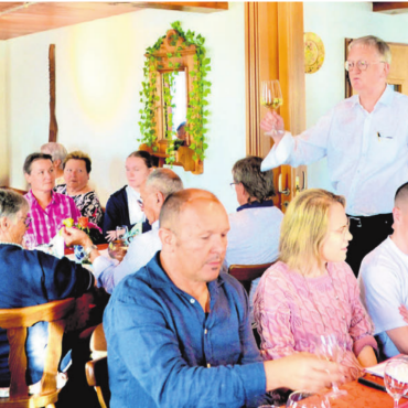 Zeitgemässer Arbeitsplatz im Forst - Gemeindeammann Peter Hochuli (stehend) führt durch die Versammlung der Ortsbürger Unterlunkhofen. Bilder: Thomas Stöckli