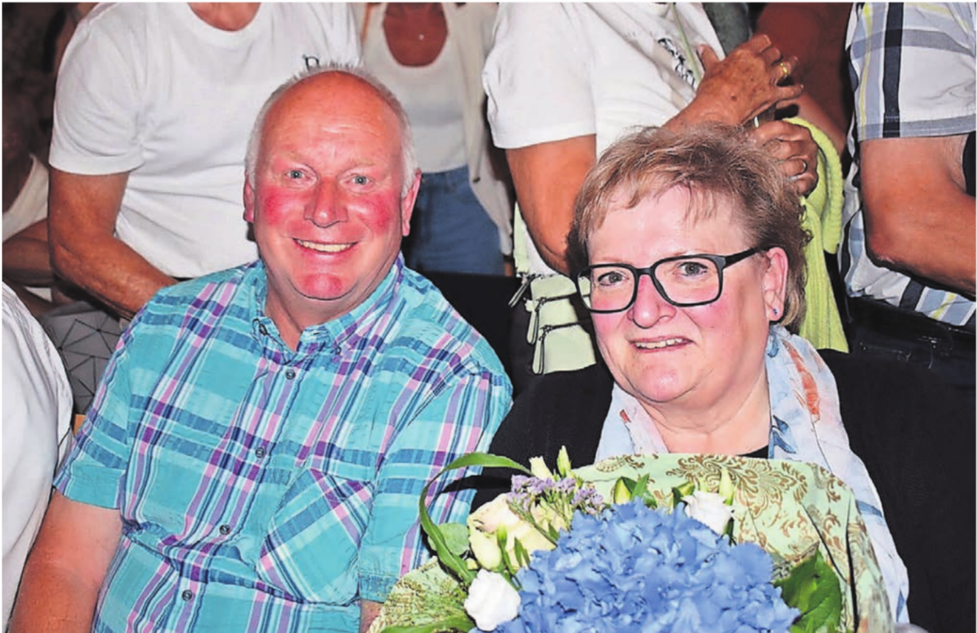 Fast zwanzig Jahre lang haben Ferdi und Ingrid Koller die Schulanlage Falter tadellos in Schuss gehalten. An der «Gmeind» wurden sie mit Standing Ovations verabschiedet . Bild: Erika Obrist - Das Bild wird blockiert. – Möglicherweise durch einen aktiven Adblocker.