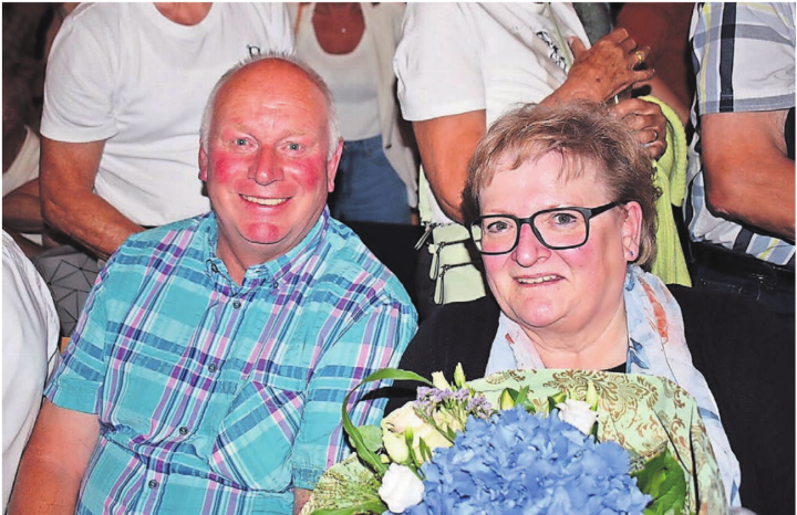 Fast zwanzig Jahre lang haben Ferdi und Ingrid Koller die Schulanlage Falter tadellos in Schuss gehalten. An der «Gmeind» wurden sie mit Standing Ovations verabschiedet . Bild: Erika Obrist Fast zwanzig Jahre lang haben Ferdi und Ingrid Koller die Schulanlage Falter tadellos in Schuss gehalten. An der «Gmeind» wurden sie mit Standing Ovations verabschiedet . Bild: Erika Obrist