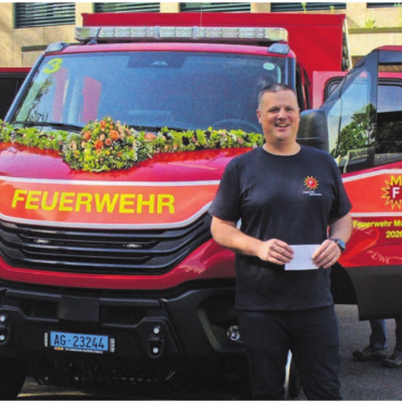 Pikettfahrzeug eingeweiht - Kommandant Michael Luginbühl von der Feuerwehr Mutschellen dankt allen an der Beschaffung beteiligten Kollegen. Bild: aha