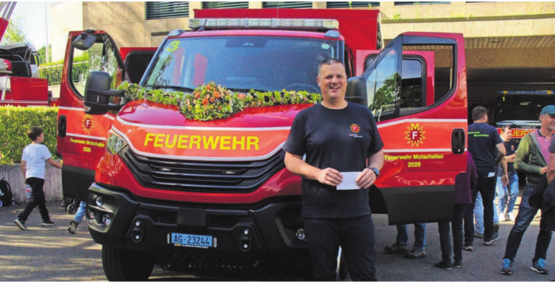 Kommandant Michael Luginbühl von der Feuerwehr Mutschellen dankt allen an der Beschaffung beteiligten Kollegen. Bild: aha - Das Bild wird blockiert. – Möglicherweise durch einen aktiven Adblocker.