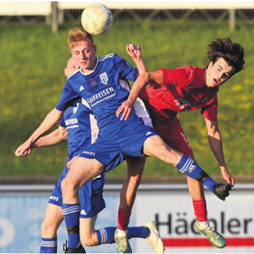 Ein Sieg fehlt zum Aufstieg - Der FC Merenschwand (links) erlebt keinen Höhenflug, aber spielt eine ordentliche Saison. Hier im Spiel vom letzten Wochenende gegen Baden III. Bild: awa