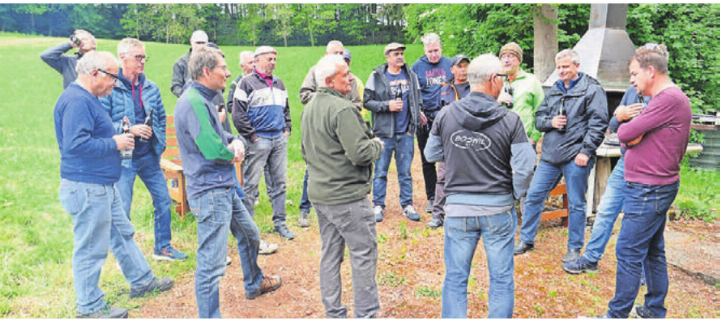 Gastgeber Alex Meier und Organisator Roland Frick begrüssen die Mitglieder des Männerturnvereins Boswil.   Bild: zg