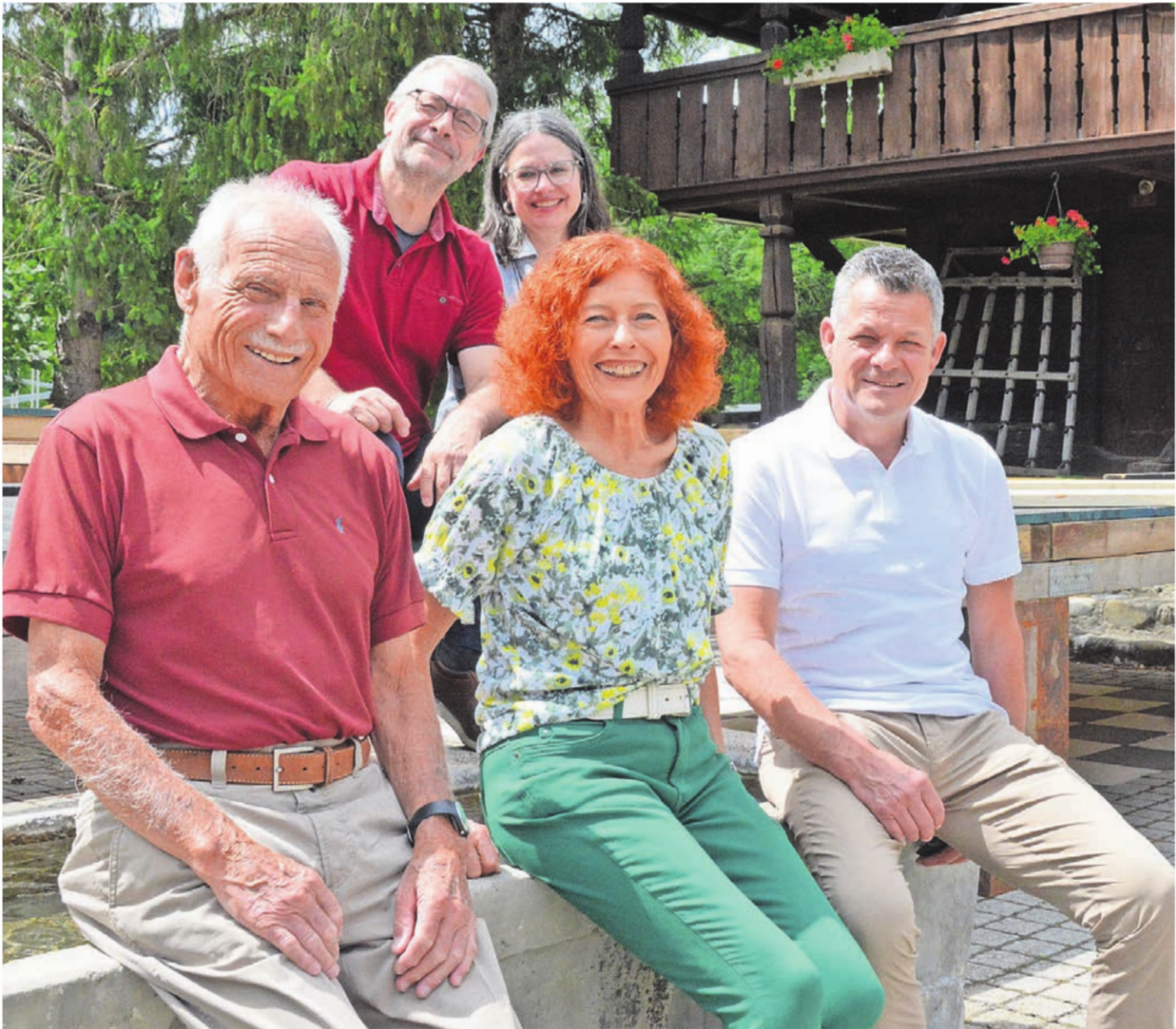 Die Bühne im Hintergrund steht zu gewissen Teilen schon, die Vorfreude ist spürbar, von links: Ulrich Fischer, Sven und Sabine Bachmann, Hanna Matti und Jürg Meyer.    Bild: Annemarie Keusch - Das Bild wird blockiert. – Möglicherweise durch einen aktiven Adblocker.
