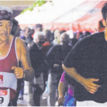 Sportliche Pfingsten - «Chabi» Burkart (links) und sein «Schatten» Philipp Stöckli, Sportredaktor dieser Zeitung, bilden am Pfingstlauf in Wohlen eine Laufgemeinschaft. Bild: Archiv