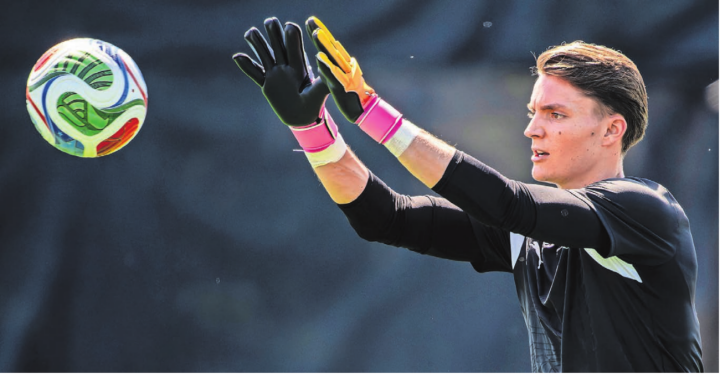 Clubs aus der Premier League und Ajax Amsterdam haben laut Sky Interesse an Marvin Keller. Der YB-Goalie aus Berikon fokussiert sich nun aber voll auf die Nati. Bild: Freshfocus