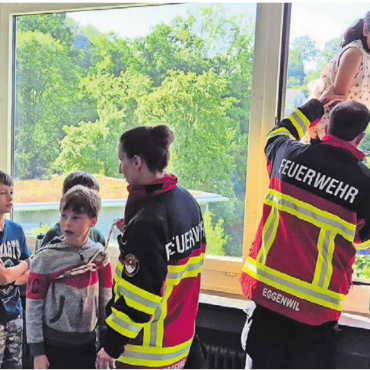 Gerüstet für den Ernstfall - Kinder wurden über eine Schiebeleiter von den Feuerwehrangehörigen evakuiert. Bild: zg
