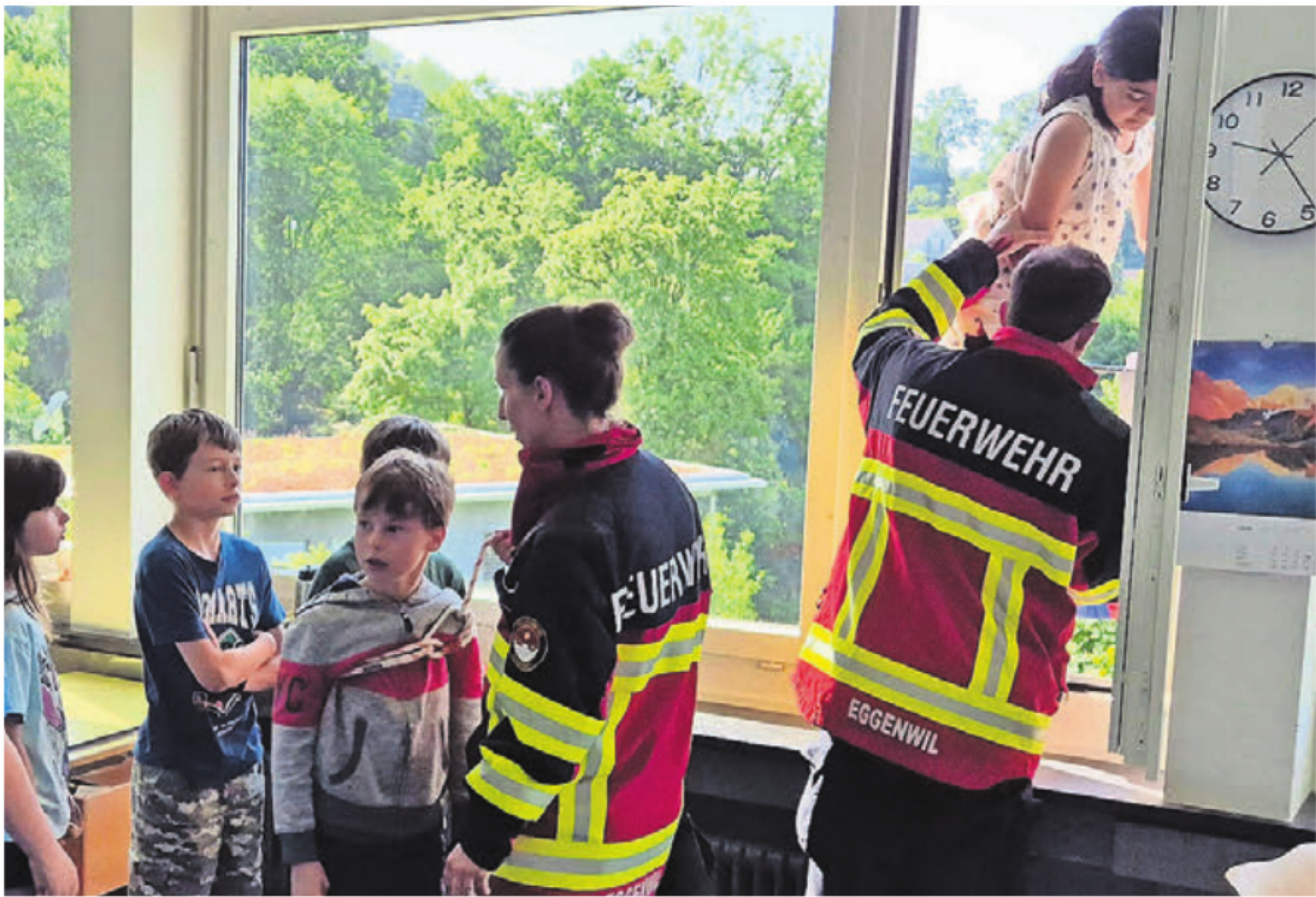 Kinder wurden über eine Schiebeleiter von den Feuerwehrangehörigen evakuiert. Bild: zg - Das Bild wird blockiert. – Möglicherweise durch einen aktiven Adblocker.