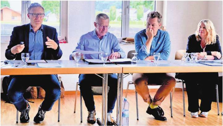 Letze Abgeordnetenversammlung für Arsène Perroud (links) als Repla-Präsident. Neben ihm: Vizepräsident Roland Polentarutti, Raumplaner Sasa Subak und Claudia Schwarzmaier, Führerin der Geschäftsstelle. Bilder: Thomas Stöckli Letze Abgeordnetenversammlung für Arsène Perroud (links) als Repla-Präsident. Neben ihm: Vizepräsident Roland Polentarutti, Raumplaner Sasa Subak und Claudia Schwarzmaier, Führerin der Geschäftsstelle. Bilder: Thomas Stöckli