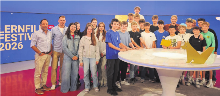 So sehen grosse und strahlende Sieger aus: die beiden Klassen von «Lern mit», die den ersten und zweiten Rang belegten. Mit Schulleiter Reto Helbling (links). Bilder: Nick Stalder, LerNetz AG
