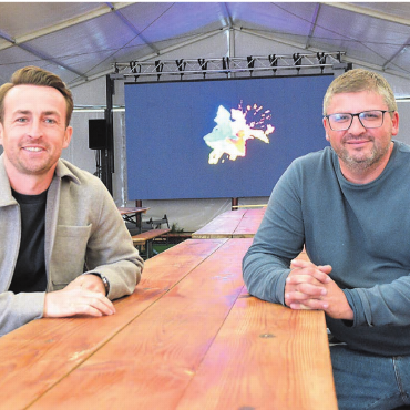 Erleben, nicht nur schauen - Sie freuen sich, wenn auf dem grossen LED-Monitor Fussball läuft: Alfred Topalli (links) und Nuno Vieira. Bild: Annemarie Keusch
