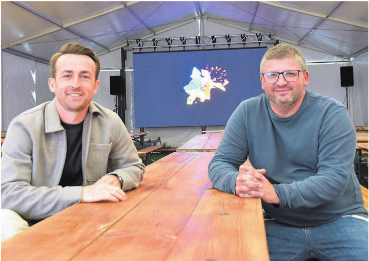 Sie freuen sich, wenn auf dem grossen LED-Monitor Fussball läuft: Alfred Topalli (links) und Nuno Vieira. Bild: Annemarie Keusch