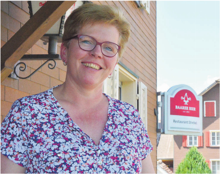 Cornelia Stähli vor dem Eingang «ihres» Restaurants Strebel. In knapp zwei Monaten geht diese Ära zu Ende. Bild: Annemarie Keusch