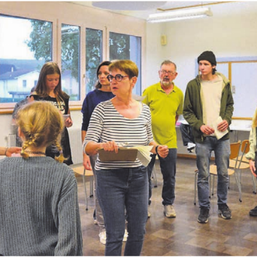 Heiter, aber nicht plump - Bisweilen wird es etwas eng auf der Bühne. 17 Personen umfasst das Ensemble.