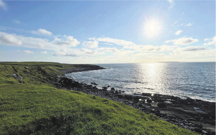 Am Strand von Doolin an der Atlantikküste Irlands – der Sommer lässt sich vielerorts bestens geniessen. Bild: Annemarie Keusch