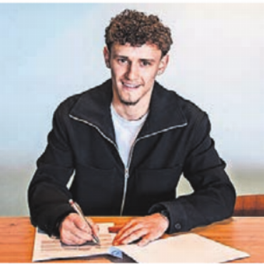 Viel positive Veränderung - Derbaci bei der Unterschrift. Bild: FC Thun