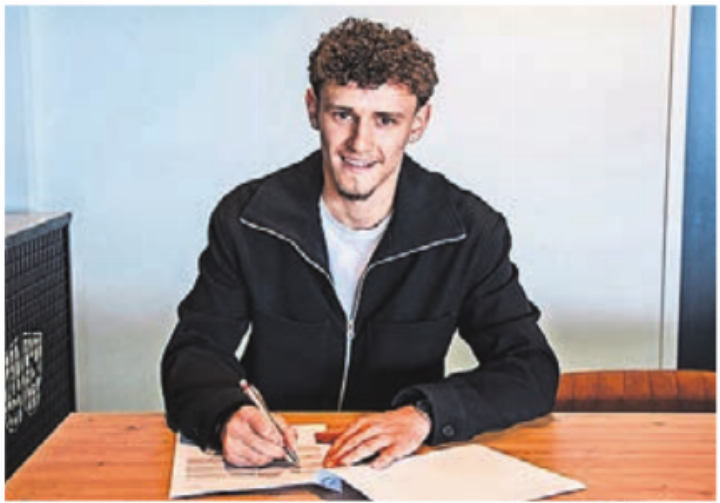 Derbaci bei der Unterschrift. Bild: FC Thun Derbaci bei der Unterschrift. Bild: FC Thun