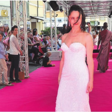 Pinker Laufsteg begeistert - In der Marktgasse wurde der pinke Laufsteg aufgestellt und die Models und Lädelibetreiber präsentierten sich und ihre Produkte. Die Vielfalt der Altstadt-Läden wurde so auf eine unterhaltsame Weise sichtbar. Bild: Sabrina Salm
