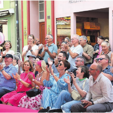 Pinker Laufsteg begeistert - An der «Front Row» machte das Publikum erfreut mit. Hier fühlte man sich wie in einer Fashion Show.