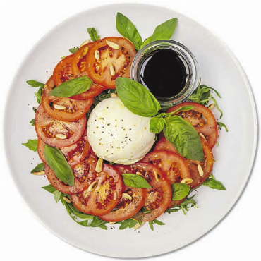 Für jeden Geschmack das passende Zmittag - Sommerlicher Klassiker: Tomaten-Mozzarella-Salat mit frischem Basilikum und gerösteten Pinienkernen.