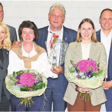 Erfreuliche Abschlusszahlen - Sie freuten sich über eine gelungene «Gmeind»: (v. l.) Gemeinderat Nicola Altschul, Vizeammann Roland Belser, Gemeinderätin Esther Werthmüller, künftige Finanzverwalterin Gabriela Renner, Gemeindeschreiber/ Verwaltungsleiter Walter Bürgi; scheidende Finanzverwalterin Vanessa Villars, Gemeindeammann Pascal Vogel; Gemeinderat Sebastian Meyer. Bild: Stefan Treier