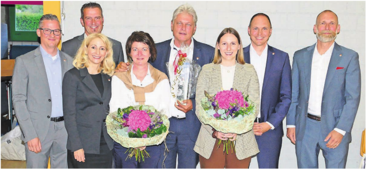 Sie freuten sich über eine gelungene «Gmeind»: (v. l.) Gemeinderat Nicola Altschul, Vizeammann Roland Belser, Gemeinderätin Esther Werthmüller, künftige Finanzverwalterin Gabriela Renner, Gemeindeschreiber/ Verwaltungsleiter Walter Bürgi; scheidende Finanzverwalterin Vanessa Villars, Gemeindeammann Pascal Vogel; Gemeinderat Sebastian Meyer. Bild: Stefan Treier