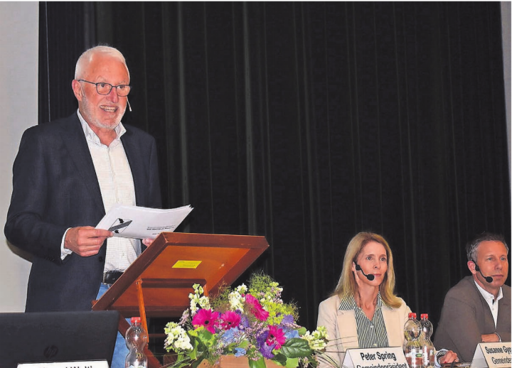 Ammann Peter Spring (links) stellte die Legislaturziele vor. Rechts von ihm Gemeinderätin Susanne Gygax und Gemeinderat Christian Moser. Ammann Peter Spring (links) stellte die Legislaturziele vor. Rechts von ihm Gemeinderätin Susanne Gygax und Gemeinderat Christian Moser.