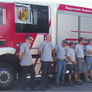 Das neue Pionierfahrzeug ist da - Mit grosser Freude übernehmen die Mitglieder der Beschaffungskommission der Feuerwehr das neue Pionierfahrzeug.    Bild: aha