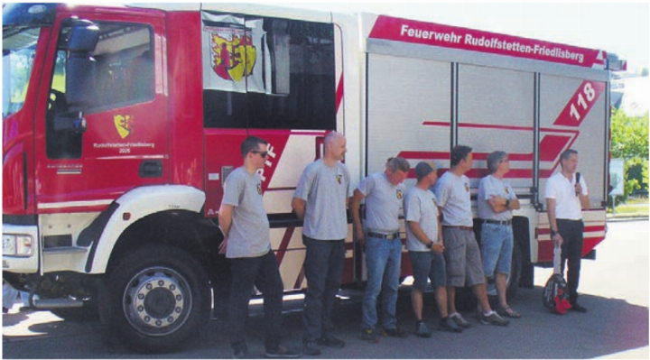 Mit grosser Freude übernehmen die Mitglieder der Beschaffungskommission der Feuerwehr das neue Pionierfahrzeug.    Bild: aha