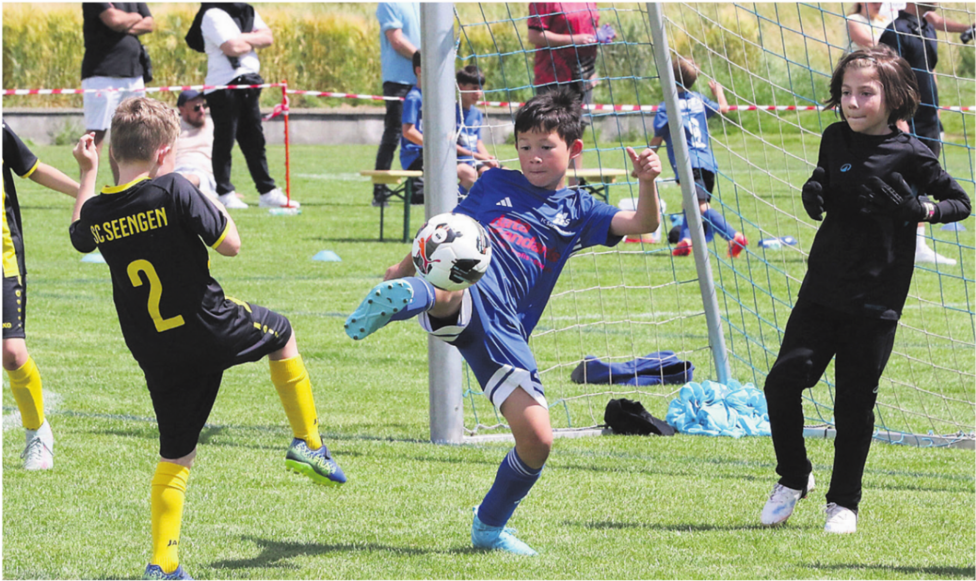 Ein Junior des FC Sarmenstorf (Mitte) zeigt im Duell gegen den SC Seengen sein Können. Neben den Teams aus der Region waren auch grössere Schweizer Vereine, Mannschaften aus dem Ausland und private Fussballschulen vertreten. - Das Bild wird blockiert. – Möglicherweise durch einen aktiven Adblocker.