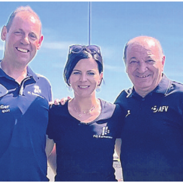 Vierfach schön - AFV-Präsident Luigi Ponte (rechts) kam, um FC-Sarmenstorf-Präsident Tobias Furrer und Vizepräsidentin Madlen Fischer zur erfolgreichen Kunstrasen-Abstimmung zu gratulieren.