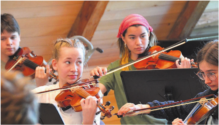 Schon bei den Proben legen die jungen Musikerinnen und Musiker viel Energie an den Tag. Bild: zg