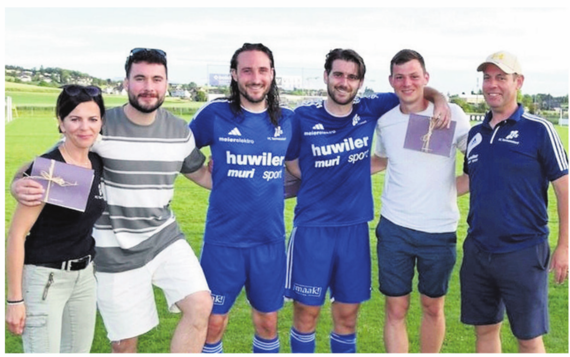Der Vorstand des FC Sarmenstorf konnte einige langjährige Spieler verabschieden (von links): Madlen Fischer (Vizepräsidentin), Samuel Furrer, Raniero Schmidli, Yannik Hubel, Jeremy Iten, Tobias Furrer (Präsident). Bild: zg - Das Bild wird blockiert. – Möglicherweise durch einen aktiven Adblocker.