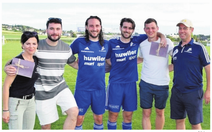 Der Vorstand des FC Sarmenstorf konnte einige langjährige Spieler verabschieden (von links): Madlen Fischer (Vizepräsidentin), Samuel Furrer, Raniero Schmidli, Yannik Hubel, Jeremy Iten, Tobias Furrer (Präsident). Bild: zg