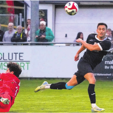 Der Traum vom Aufstieg lebt - Der Dosenöffner: Jim Graf erzielt nach 53 Minuten das 1:0 für Villmergen. Am Ende siegen die Freiämter 4:0. Bild: Andy Müller