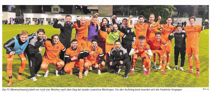 Der FC Merenschwand jubelt vor rund vier Wochen nach dem Sieg bei Leader Juventina Wettingen. Für den Aufstieg jetzt mussten sich die Freiämter hingegen nicht mal umziehen. Sie gewannen forfait gegen Koblenz. Bild: zg