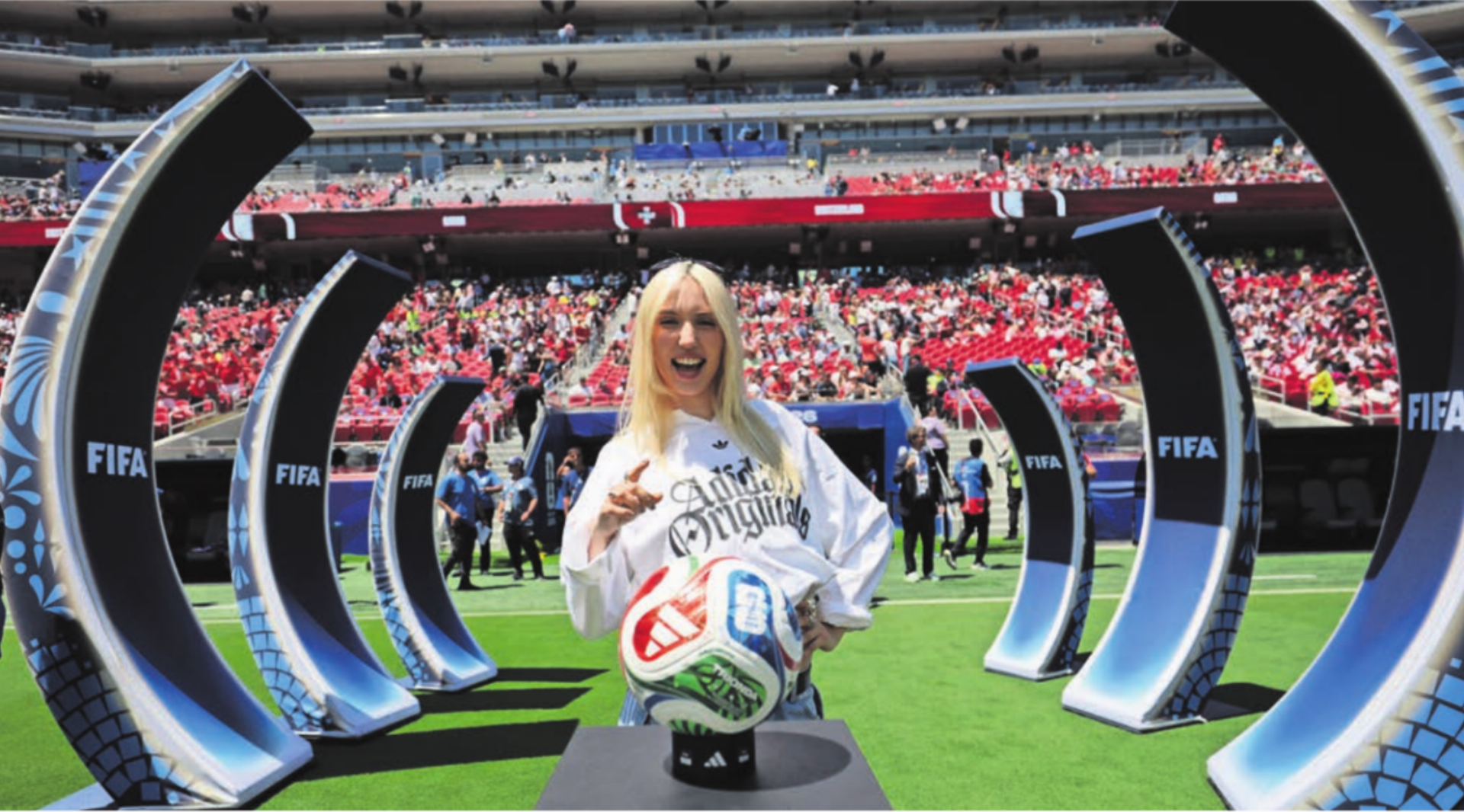 Geniesst den Moment als «Stadium Captain» von Adidas: Milune. Sie durfte den WM-Ball beim ersten Schweizer-Nati-Spiel an dieser Weltmeisterschaft auf den Platz bringen. Bild: pd - Das Bild wird blockiert. – Möglicherweise durch einen aktiven Adblocker.