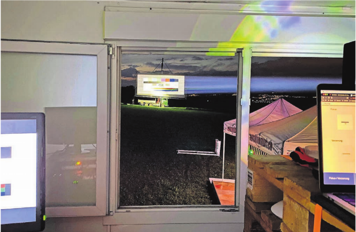 Jeweils am Mittwoch vor dem Anlass wird getestet: Blick von der Technikposition in Richtung Leinwand – noch ohne Fahrzeuge.